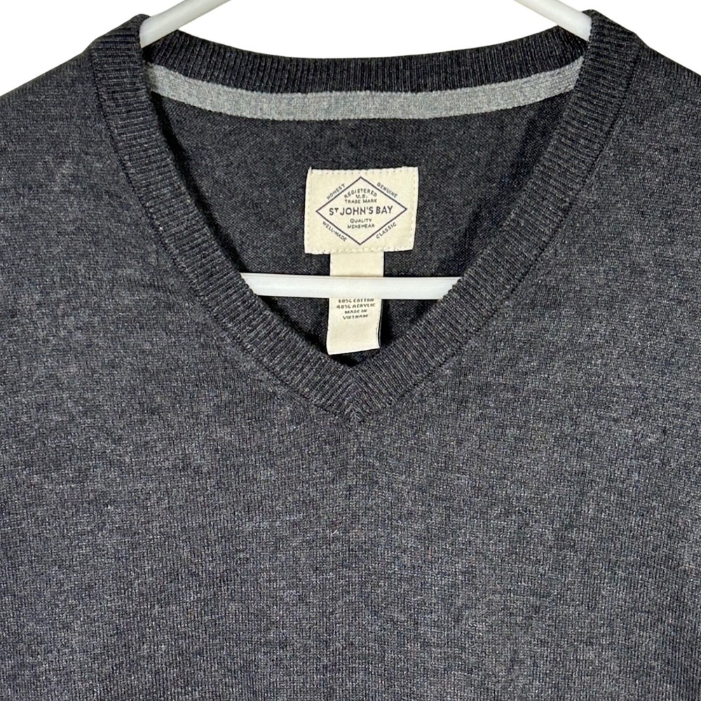 St. Johns Bay Men's Sweater Vest Medium Gray V-Neck Tight Knit Classic